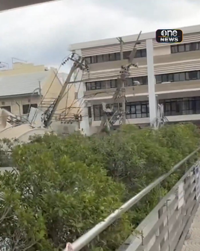 ถนนทรุดหน้า รพ.วชิรพยาบาล ถนนทรุดหน้า รพ.วชิรพยาบาล