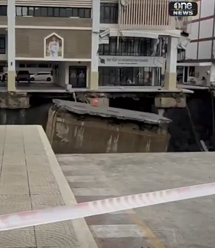 ถนนทรุดหน้า รพ.วชิรพยาบาล ถนนทรุดหน้า รพ.วชิรพยาบาล