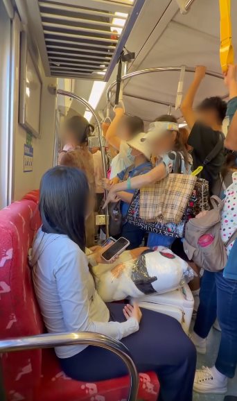 ศึกหญิงชรากับคนท้อง ไม่ยอมลุกให้นั่ง ศึกหญิงชรากับคนท้อง ไม่ยอมลุกให้นั่ง