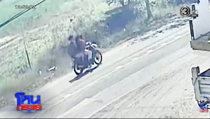 เก๋งชนเด็ก ม.1 ดับ 3 ศพ ซ้ำญาติถูกขู่ห้ามคุยกับสื่อ เก๋งชนเด็ก ม.1 ดับ 3 ศพ ซ้ำญาติถูกขู่ห้ามคุยกับสื่อ