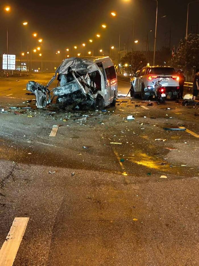 รถตู้แหกโค้ง พุ่งข้ามเลนประสานงา รถตู้แหกโค้ง พุ่งข้ามเลนประสานงา