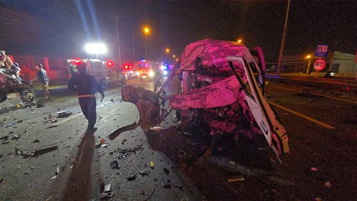 รถตู้แหกโค้ง พุ่งข้ามเลนประสานงา รถตู้แหกโค้ง พุ่งข้ามเลนประสานงา