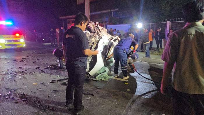 รถตู้แหกโค้ง พุ่งข้ามเลนประสานงา รถตู้แหกโค้ง พุ่งข้ามเลนประสานงา