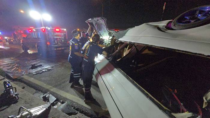 รถตู้แหกโค้ง พุ่งข้ามเลนประสานงา รถตู้แหกโค้ง พุ่งข้ามเลนประสานงา