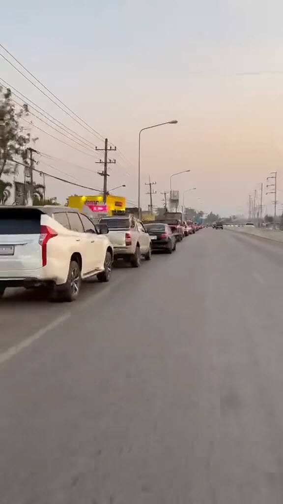 รถเมียนมา คิวยาวเหยียด รถเมียนมา คิวยาวเหยียด