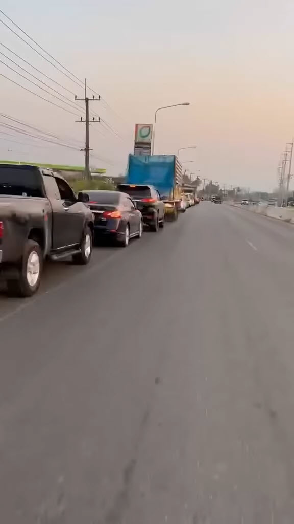 รถเมียนมา คิวยาวเหยียด รถเมียนมา คิวยาวเหยียด