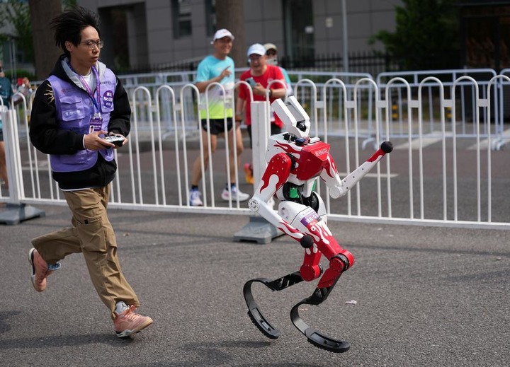 หุ่นยนต์ฮิวแมนนอยด์ วิ่งฮาล์ฟมาราธอน