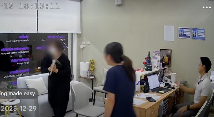 คนเข้ามาสั่งพิซซ่าที่คลินิกกายภาพบำบัด คนเข้ามาสั่งพิซซ่าที่คลินิกกายภาพบำบัด