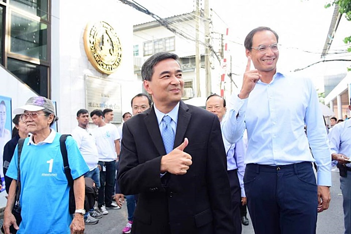 อภิสิทธิ์ กรณ์ จาติกวณิช อภิสิทธิ์ กรณ์ จาติกวณิช