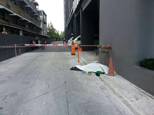 พนักงานเช็ดกระจก ตกลงจากตึกสูงเสียชีวิต พนักงานเช็ดกระจก ตกลงจากตึกสูงเสียชีวิต