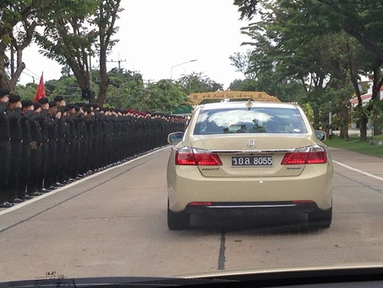 นักเรียนนายร้อย จปร. ตั้งแถวส่งเสด็จพระอาจารย์ ทรงสอนเป็นคาบสุดท้าย นักเรียนนายร้อย จปร. ตั้งแถวส่งเสด็จพระอาจารย์ ทรงสอนเป็นคาบสุดท้าย