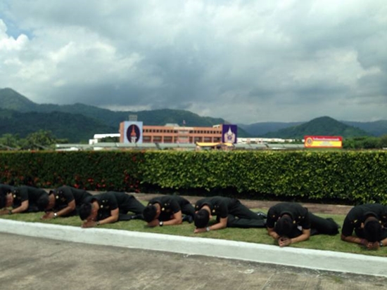 นักเรียนนายร้อย จปร. ตั้งแถวส่งเสด็จพระอาจารย์ ทรงสอนเป็นคาบสุดท้าย นักเรียนนายร้อย จปร. ตั้งแถวส่งเสด็จพระอาจารย์ ทรงสอนเป็นคาบสุดท้าย