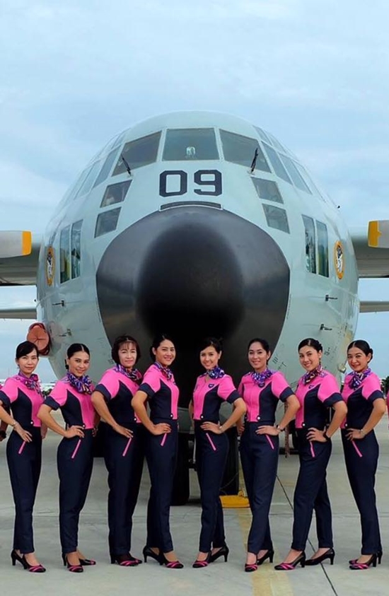ชุดแอร์โฮสเตส ของกองทัพอากาศ ชุดแอร์โฮสเตส ของกองทัพอากาศ