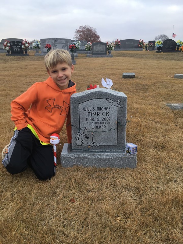 น้ำตาซึม หนุ่มน้อยนั่งเล่าเรื่องไปโรงเรียนวันแรกให้น้องชายฝาแฝดฟัง...ที่ข้างหลุมศพ น้ำตาซึม หนุ่มน้อยนั่งเล่าเรื่องไปโรงเรียนวันแรกให้น้องชายฝาแฝดฟัง...ที่ข้างหลุมศพ