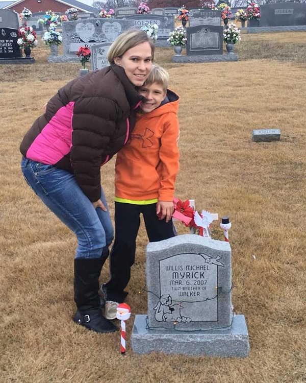 น้ำตาซึม หนุ่มน้อยนั่งเล่าเรื่องไปโรงเรียนวันแรกให้น้องชายฝาแฝดฟัง...ที่ข้างหลุมศพ น้ำตาซึม หนุ่มน้อยนั่งเล่าเรื่องไปโรงเรียนวันแรกให้น้องชายฝาแฝดฟัง...ที่ข้างหลุมศพ