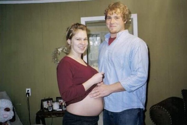 น้ำตาซึม หนุ่มน้อยนั่งเล่าเรื่องไปโรงเรียนวันแรกให้น้องชายฝาแฝดฟัง...ที่ข้างหลุมศพ น้ำตาซึม หนุ่มน้อยนั่งเล่าเรื่องไปโรงเรียนวันแรกให้น้องชายฝาแฝดฟัง...ที่ข้างหลุมศพ