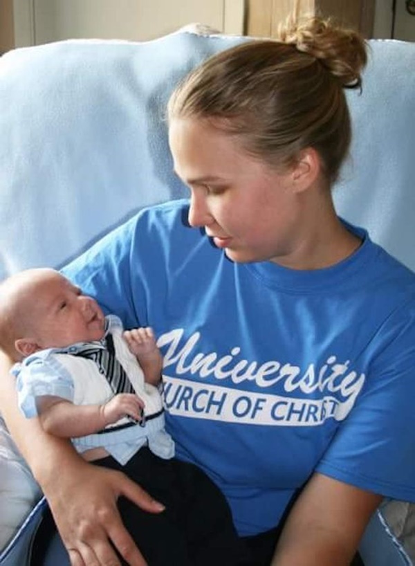 น้ำตาซึม หนุ่มน้อยนั่งเล่าเรื่องไปโรงเรียนวันแรกให้น้องชายฝาแฝดฟัง...ที่ข้างหลุมศพ น้ำตาซึม หนุ่มน้อยนั่งเล่าเรื่องไปโรงเรียนวันแรกให้น้องชายฝาแฝดฟัง...ที่ข้างหลุมศพ