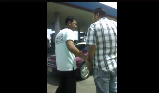 สาวโวย ขับรถแซงกันเจออีกฝ่ายชักปืนขู่ สาวโวย ขับรถแซงกันเจออีกฝ่ายชักปืนขู่