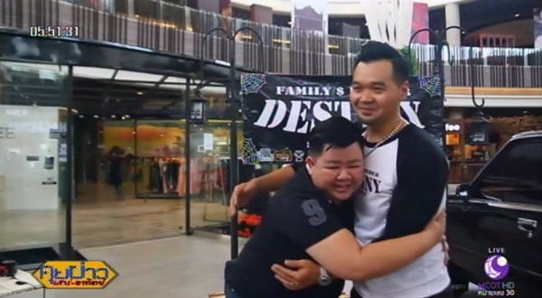 ตัดผมฟรีแลกกอดแทนคำขอบคุณ ตัดผมฟรีแลกกอดแทนคำขอบคุณ