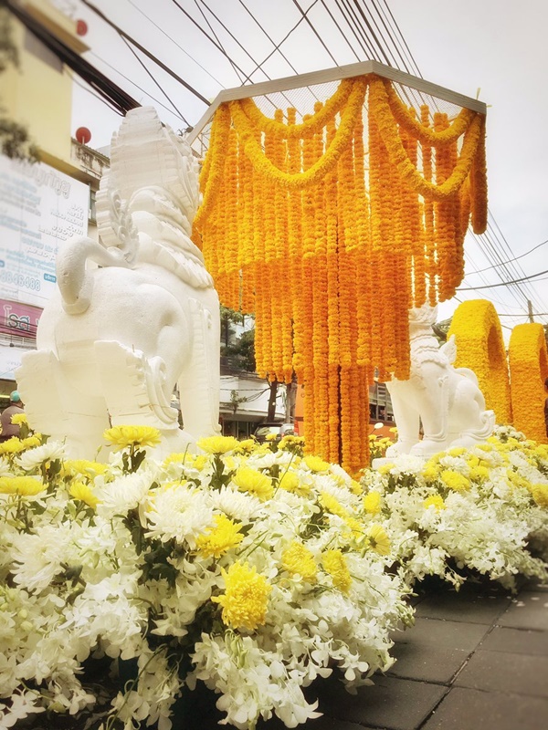 ซุ้มดอกไม้ ประดับพระบรมฉายาลักษณ์ ร.9 ซุ้มดอกไม้ ประดับพระบรมฉายาลักษณ์ ร.9