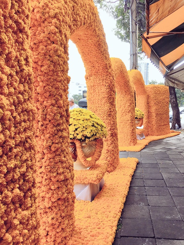 ซุ้มดอกไม้ ประดับพระบรมฉายาลักษณ์ ร.9 ซุ้มดอกไม้ ประดับพระบรมฉายาลักษณ์ ร.9