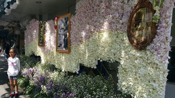 ซุ้มดอกไม้ ประดับพระบรมฉายาลักษณ์ ร.9 ซุ้มดอกไม้ ประดับพระบรมฉายาลักษณ์ ร.9