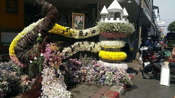 ซุ้มดอกไม้ ประดับพระบรมฉายาลักษณ์ ร.9 ซุ้มดอกไม้ ประดับพระบรมฉายาลักษณ์ ร.9