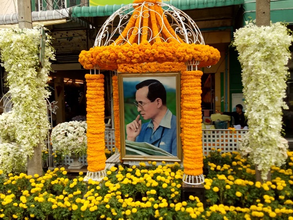 ซุ้มดอกไม้ ประดับพระบรมฉายาลักษณ์ ร.9 ซุ้มดอกไม้ ประดับพระบรมฉายาลักษณ์ ร.9