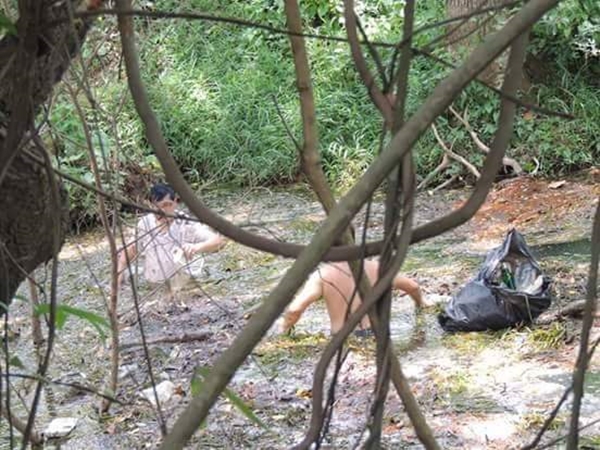 ข้าราชการใหญ่ เก็บขยะ ข้าราชการใหญ่ เก็บขยะ