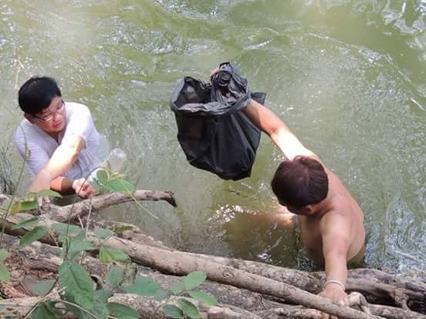 ข้าราชการใหญ่ เก็บขยะ ข้าราชการใหญ่ เก็บขยะ