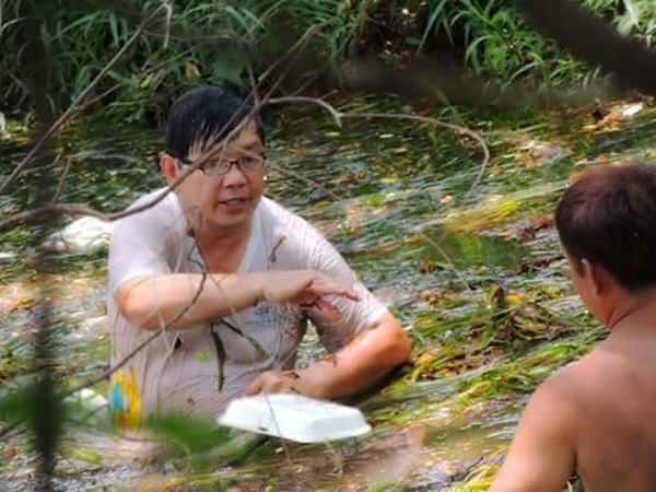 ข้าราชการใหญ่ เก็บขยะ ข้าราชการใหญ่ เก็บขยะ