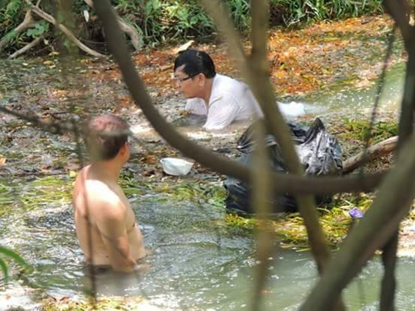 ข้าราชการใหญ่ เก็บขยะ ข้าราชการใหญ่ เก็บขยะ