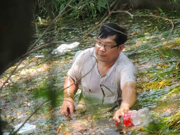 ข้าราชการใหญ่ เก็บขยะ ข้าราชการใหญ่ เก็บขยะ