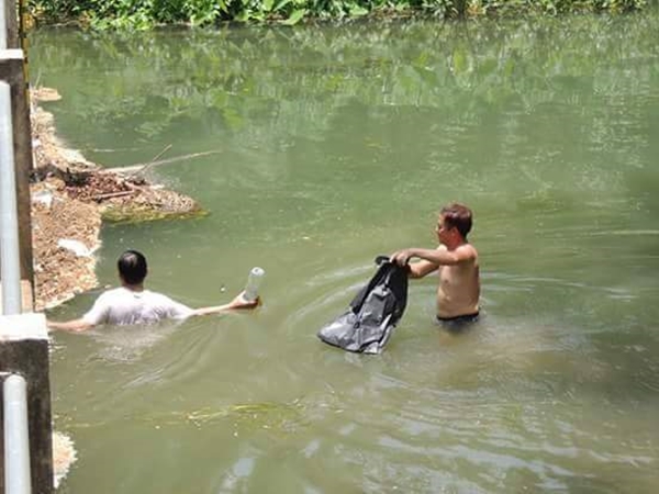 ข้าราชการใหญ่ เก็บขยะ ข้าราชการใหญ่ เก็บขยะ