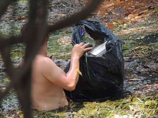 ข้าราชการใหญ่ เก็บขยะ ข้าราชการใหญ่ เก็บขยะ