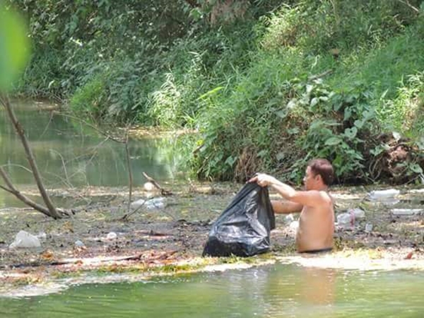 ข้าราชการใหญ่ เก็บขยะ ข้าราชการใหญ่ เก็บขยะ