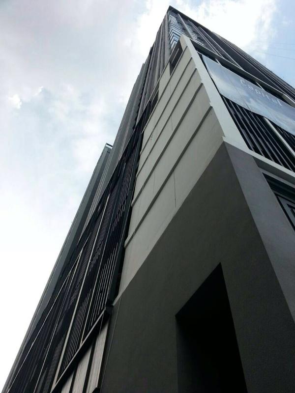 พนักงานเช็ดกระจก ตกลงจากตึกสูงเสียชีวิต พนักงานเช็ดกระจก ตกลงจากตึกสูงเสียชีวิต