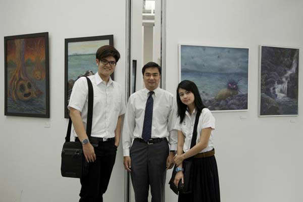 อภิสิทธิ์ ถ่ายรูปคู่กับลูกสาว ในงานศิลปะยลจันท์ อภิสิทธิ์ ถ่ายรูปคู่กับลูกสาว ในงานศิลปะยลจันท์