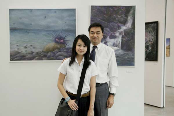 อภิสิทธิ์ ถ่ายรูปคู่กับลูกสาว ในงานศิลปะยลจันท์ อภิสิทธิ์ ถ่ายรูปคู่กับลูกสาว ในงานศิลปะยลจันท์
