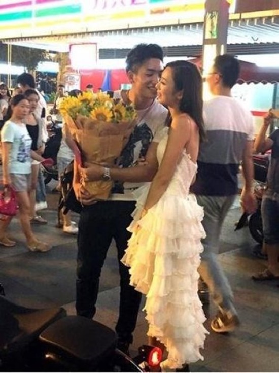 สาวคุกเข่าขอแฟนหนุ่มแต่งงาน สาวคุกเข่าขอแฟนหนุ่มแต่งงาน