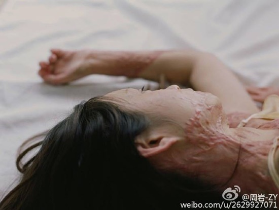 สาวเผยโฉมสุดบอบช้ำสะท้อนฝันร้าย ถูกหนุ่มที่มาหลงรักจุดไฟเผาทั้งเป็น สาวเผยโฉมสุดบอบช้ำสะท้อนฝันร้าย ถูกหนุ่มที่มาหลงรักจุดไฟเผาทั้งเป็น