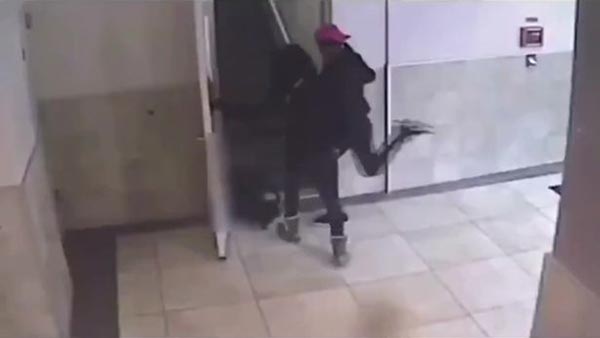 กระทืบผู้หญิงท้อง กระทืบผู้หญิงท้อง