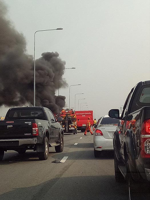 รถเก๋งชนรถตู้ รถเก๋งชนรถตู้