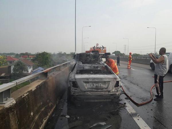 รถเก๋งชนรถตู้ รถเก๋งชนรถตู้