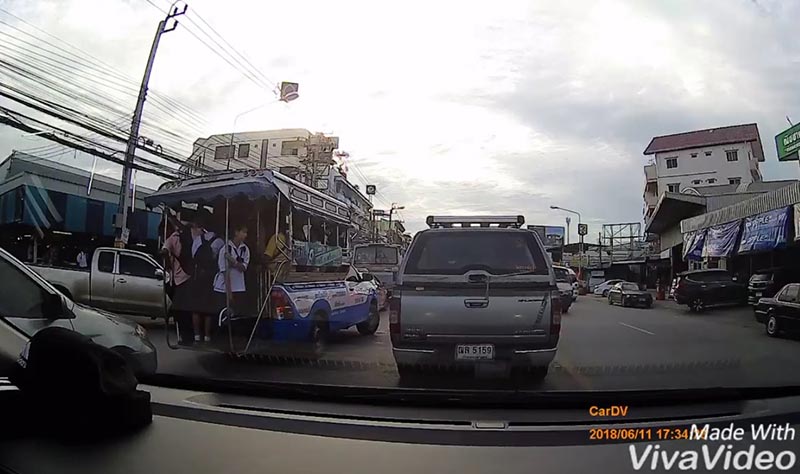 นักเรียนหญิงตกรถ นักเรียนหญิงตกรถ