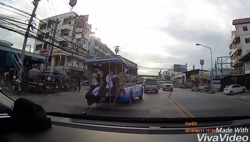 นักเรียนหญิงตกรถ นักเรียนหญิงตกรถ