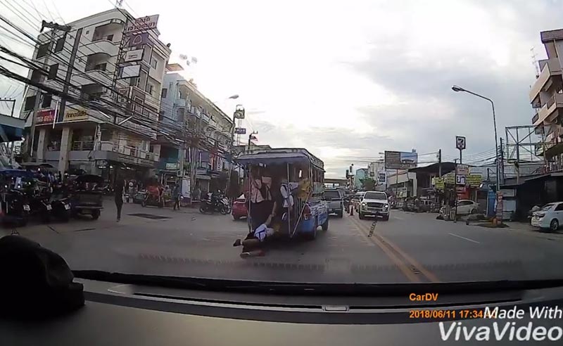 นักเรียนหญิงตกรถ นักเรียนหญิงตกรถ