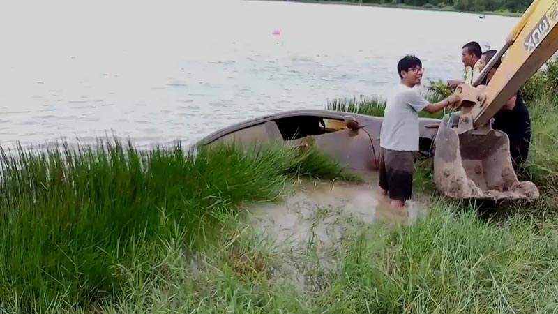 รถเก๋งจมน้ำ รถเก๋งจมน้ำ