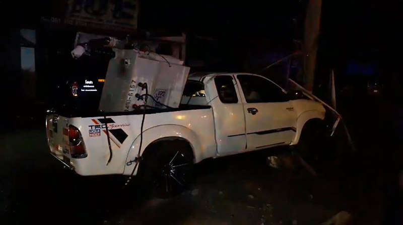 กระบะชนเสาไฟ กระบะชนเสาไฟ