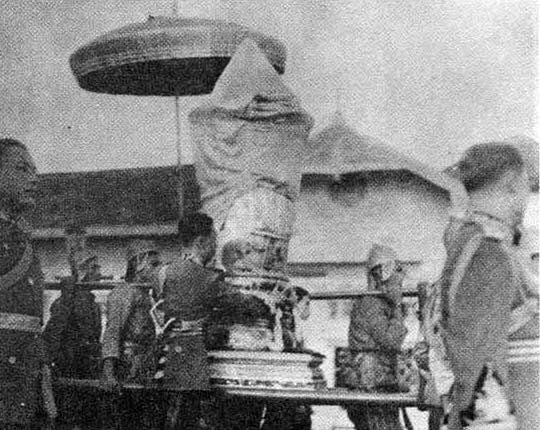 การถวายหน้ากากทองคำ การถวายหน้ากากทองคำ